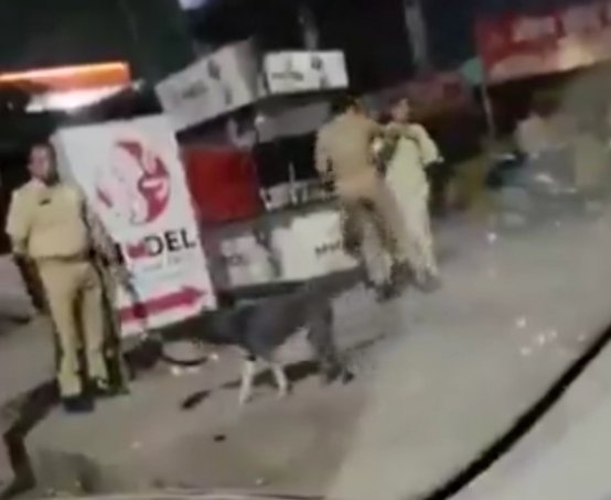 जिला बदला पर रवैया नही, यूपी पुलिस ने चायवली सिमरन गुप्ता को पीटते हुए।