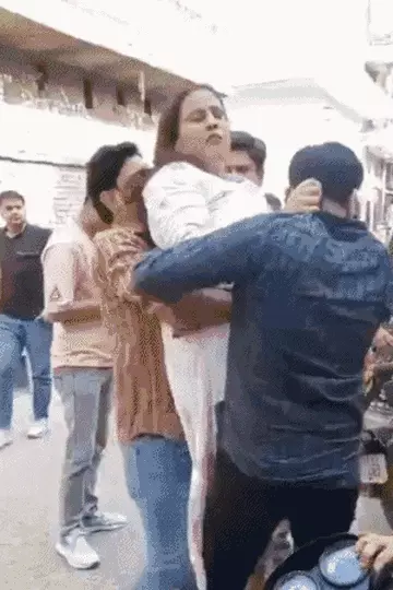 सपा नेता दीपक गिरी पर 50 लाख ठगने और तलाक करवाने का महिला ने लगाया बड़ा आरोप: दीपक ने कांग्रेस नेत्री पूनम पंडित से की है सगाई।