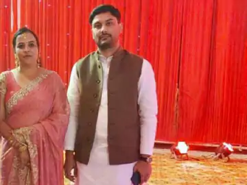 सपा नेता दीपक गिरी पर 50 लाख ठगने और तलाक करवाने का महिला ने लगाया बड़ा आरोप: दीपक ने कांग्रेस नेत्री पूनम पंडित से की है सगाई।