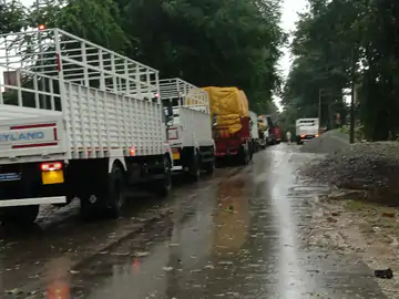देवरिया में भारी बारिश और आंधी ने मचाई तबाही: 300 से ज्यादा पोल गिरे, ट्रेनें रुकीं, जनजीवन ठप