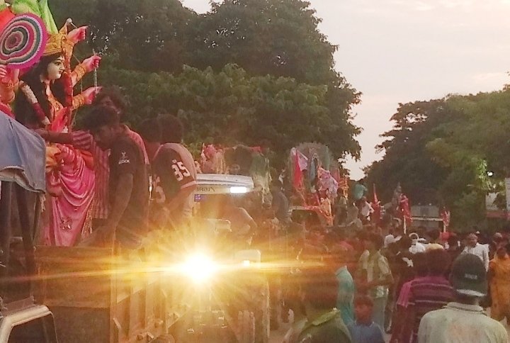 देवरिया में दुर्गा प्रतिमा विसर्जन, उमड़ा जनसैलाब: विभिन्न घाटों पर भक्तों ने दी मां को विदाई