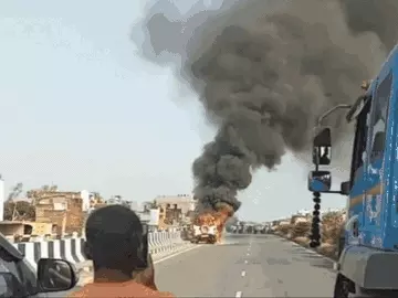 गोरखपुर में NH-27 पर धमाके के साथ फटा एम्बुलेंस में रखा ऑक्सीजन सिलेंडर, चालक की सूझबूझ से बचीं मरीज और परिजनों की जान