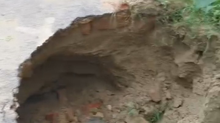 देवरिया में मांझा नारायण-कोडर तटबंध धंसा:लगातार बारिश से आवागमन बाधित, बिजली व्यवस्था ठप
