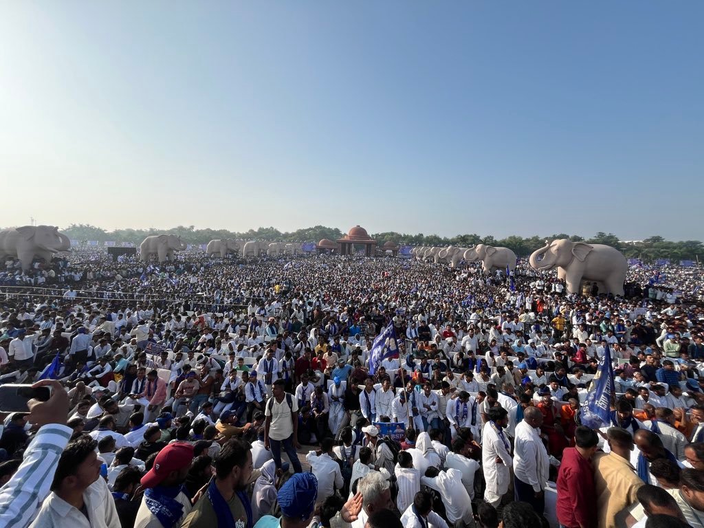 समर्थकों का जोश: विभिन्न राज्यों से आए लोग, खुद चंदा करके पहुंचे