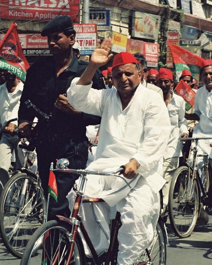 मुलायम सिंह यादव की तीसरी पुण्यतिथि: सैफई में यादव परिवार का जमावड़ा, अखिलेश ने संविधान रक्षा का लिया संकल्प!