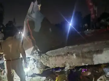 अयोध्या में जोरदार धमाके से घर जमींदोज: पिता-3 बच्चों समेत 5 की मौत, अवैध पटाखा फैक्ट्री का शक!