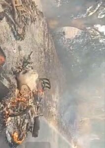 देवरिया हादसा: धुएं की चादर बनी मौत का फंदा, ट्रक से टकराई बाइक तो जिंदा जल गया युवक, मासूम बच्चा बाल-बाल बचा